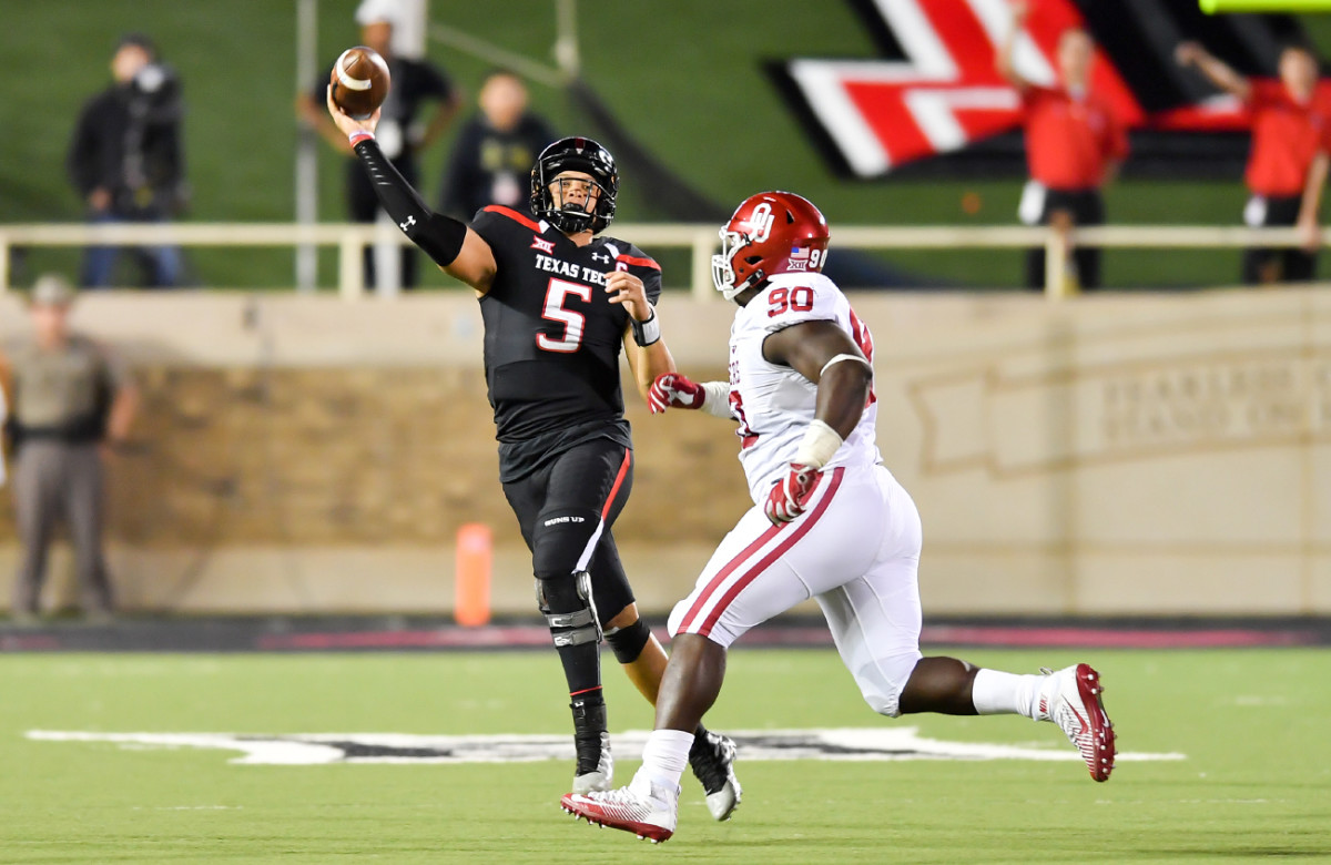 ttou-mahomes-heave.jpg